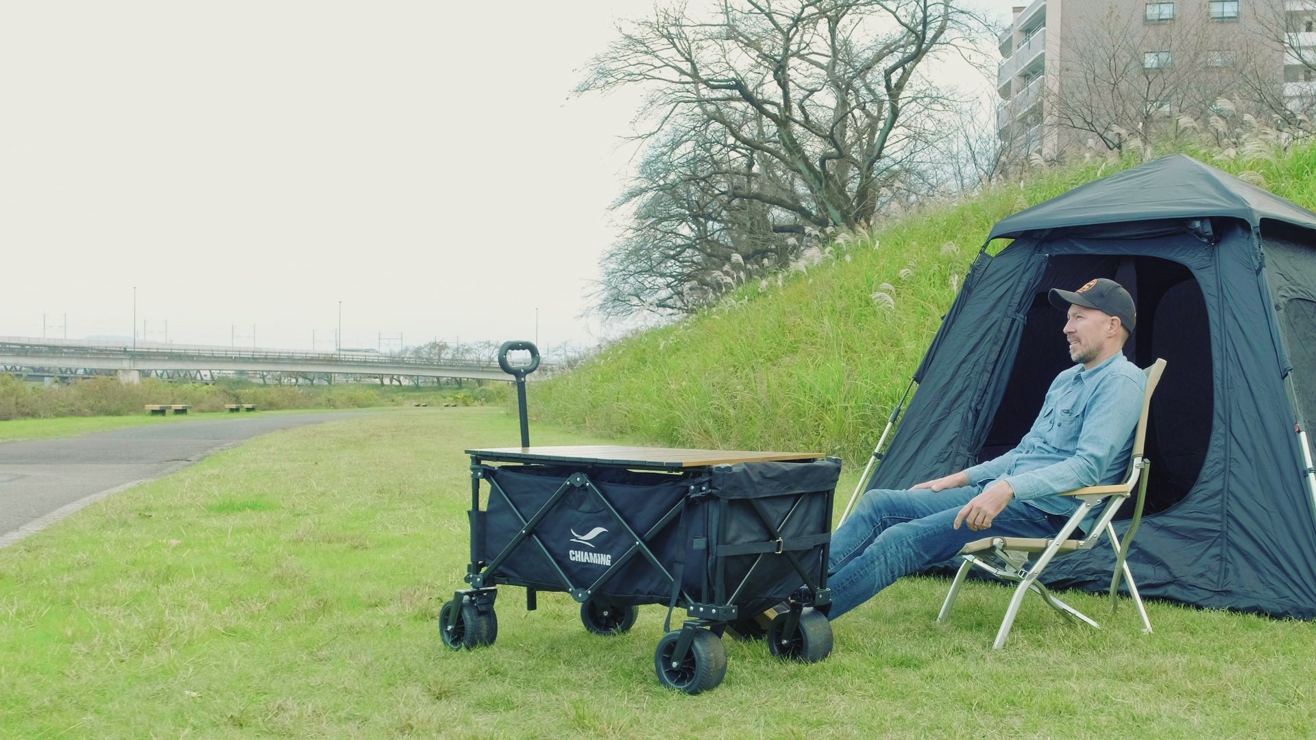 動画を読み込む: 世界初のウイスキーストレート缶。容量100ml の小さな缶には、アルコール度数43%のアイリッシュウイスキーが入っています。持ち運びが便利で、瓶のように割れるリスクが少ないため、キャンプやアウトドア、ご旅行やお土産、ギフトにも最適な商品です。シングルモルト、ブレンデッド、グレーン、ポットスチルの４種類！全て受賞歴のあり、甘みがあってスッキリと飲みやすい高品質なウイスキーです。今までにありそうでなかった新商品！ぜひお試しください。